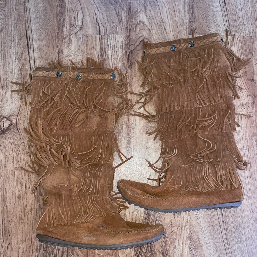 Minnetonka 5 layer brown boot
Normal wear still in great condition